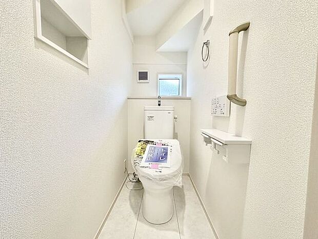 トイレは手すり付き温水洗浄便座♪