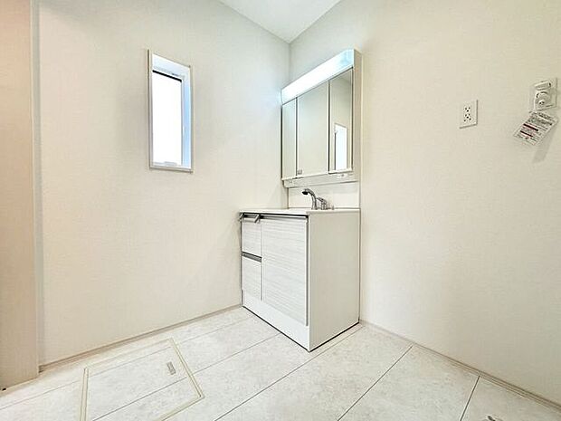 洗面台は大容量収納の三面鏡タイプ♪