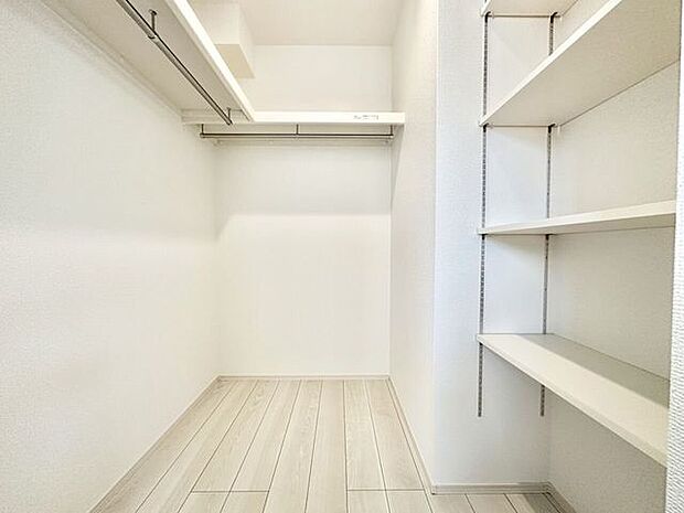 7.87帖洋室には可動棚付きウォークインクローゼット完備♪