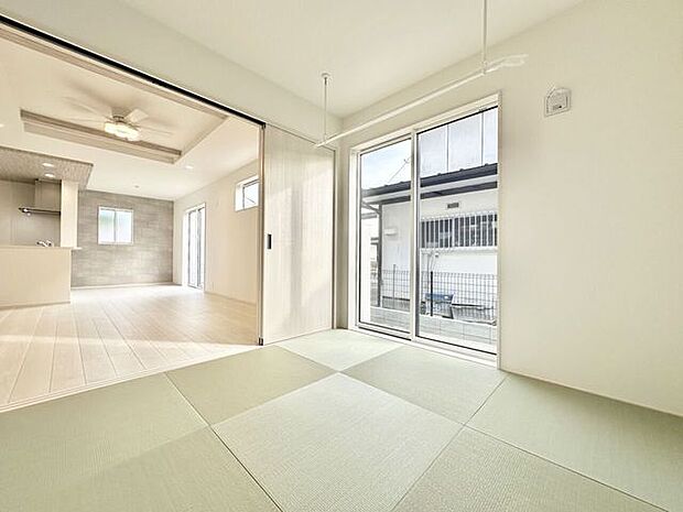 4.5帖の和室はフチなしタタミ採用の洋風仕様♪室内物干し付き♪