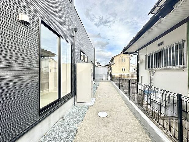 南側にはちょっとしたお庭スペース♪