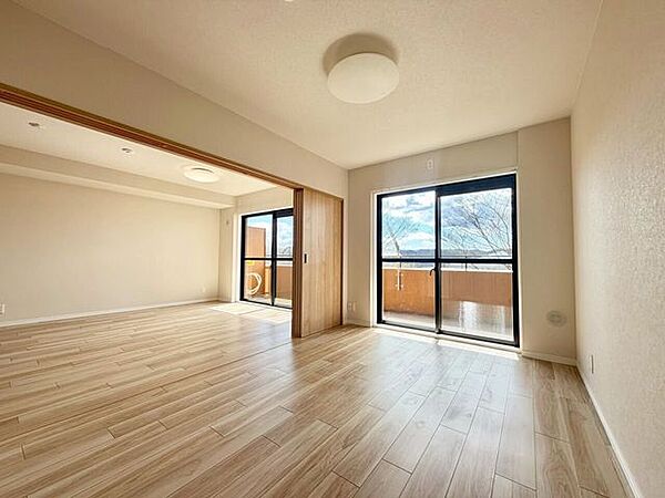 南向き陽当り良好の6.1帖の洋室です。