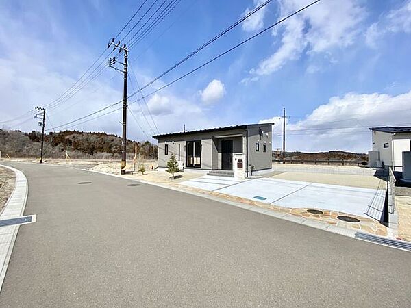 開放感のある立地。前面道路も広く駐車もラクラクです♪