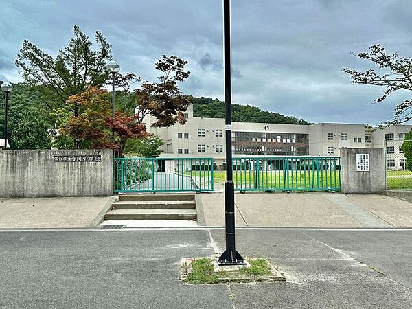 寺岡小学校 1828m