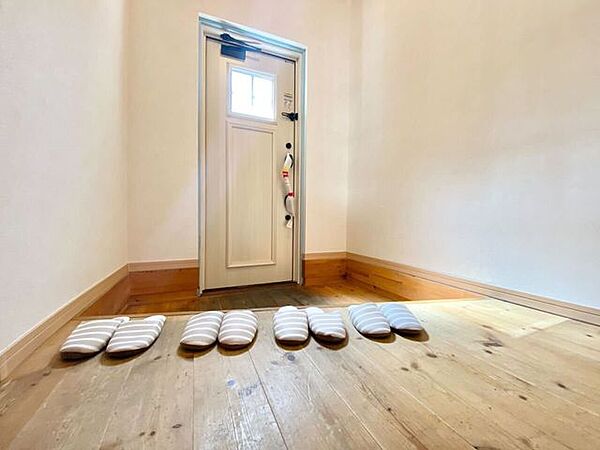 木目の床が温かい印象の玄関。明るくナチュラルな雰囲気でお客様を迎えます♪