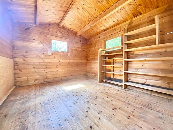 木に囲まれた温かみのある空間。趣味部屋・作業スペース・収納など、使い方が広がります♪