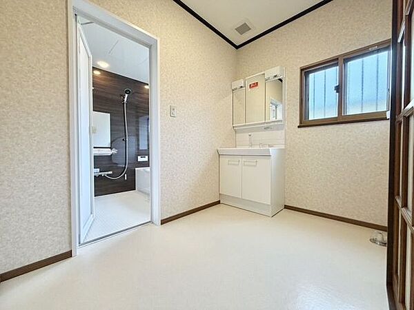 広々洗面所はクッションフロア張替、洗面台も新品に交換済みです♪