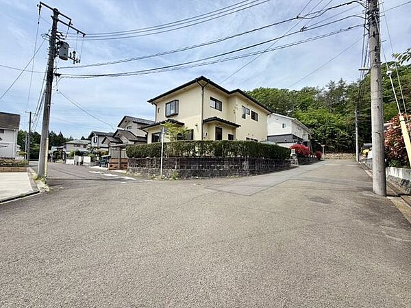 角地、前面道路は二方6ｍ以上なので駐車がしやすくなっております♪
