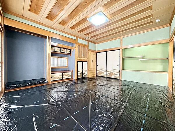 床の間や欄間など、和の趣を感じる本格和室。来客時にも自慢したくなる空間です♪