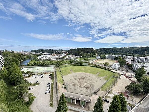 バルコニーから広瀬川も眺めることができます♪