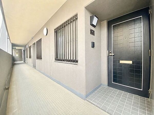 玄関前の共用廊下。屋根付きのため、雨の日でも出入りしやすい造りです♪