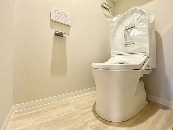 温水洗浄便座付きのトイレ。リフォーム済みで清潔感のある仕上がりです♪