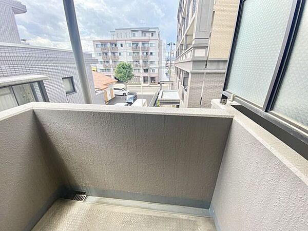 奥行きのあるバルコニー。外の空気を感じながら、洗濯物干しにも使いやすいスペースです♪