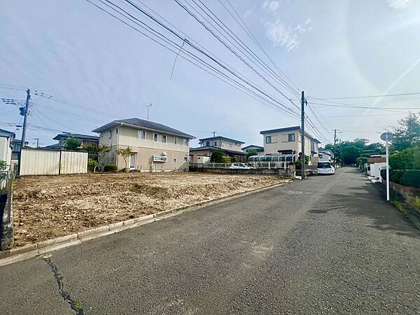 前面道路は広々6ｍ、交通量も少ないので駐車もラクラク♪