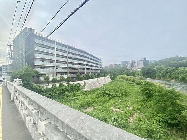 広瀬川の自然を身近に感じられるロケーション。四季の移ろいを楽しめる住環境です♪