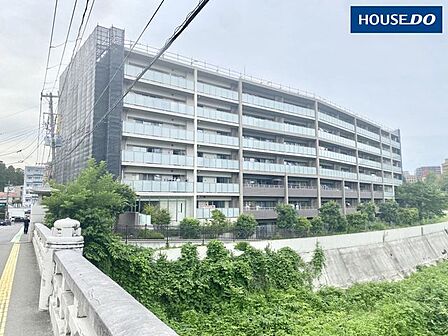 堂々とした外観。広瀬川沿いに建つマンションで、落ち着いた住環境が魅力です♪