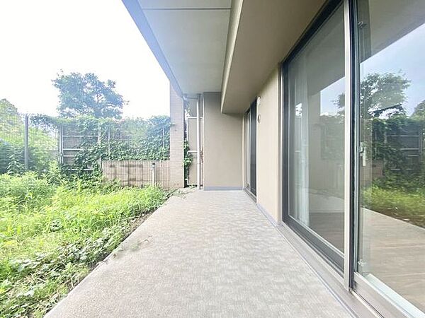リビングから出入りできるテラススペース。専用庭とつながり、開放感があります♪