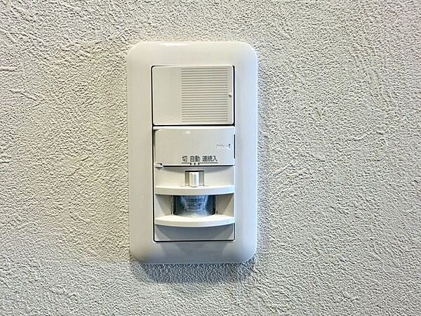 玄関には人感センサー付きなので、荷物を持ったままスイッチを押す手間が省けるので便利ですね♪