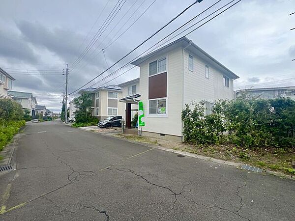 落ち着いた住宅街に佇む4LDK。北西側と南東側の二方道路に面し、開放感のある立地です♪
