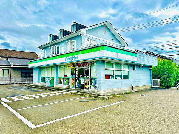 ファミリーマート 泉館六丁目店 243m