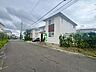 その他：落ち着いた住宅街に佇む4LDK。北西側と南東側の二方道路に面し、開放感のある立地です♪