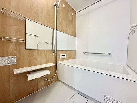 ワイドミラーが空間を広く見せるバスルーム!アクセントパネルが落ち着きのある雰囲気を演出し、毎日の疲れを癒やすバスタイムに♪
