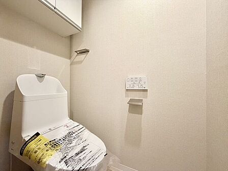 トイレットペーパーのストックや、お掃除用品などをスッキリしまえる、収納付きのトイレ!生活感が出にくく、お客様にも気持ちよく使ってもらえますね♪