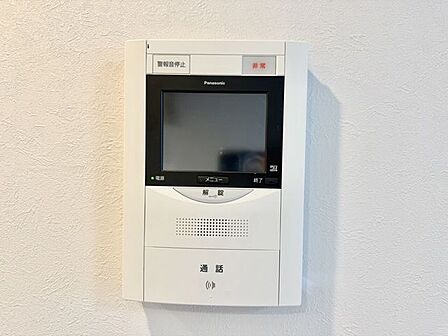 玄関を開ける前に、お部屋の中から来客者を確認できるTVモニター付きインターホン!不要なセールスなどの対応もしやすく、防犯面でも安心ですね♪