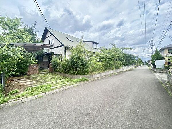 閑静な住宅街。ゆとりある敷地で落ち着いた住環境です♪