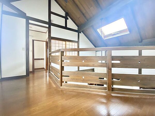 吹抜けに面した開放的なホール。自然光が心地よく差し込みます♪