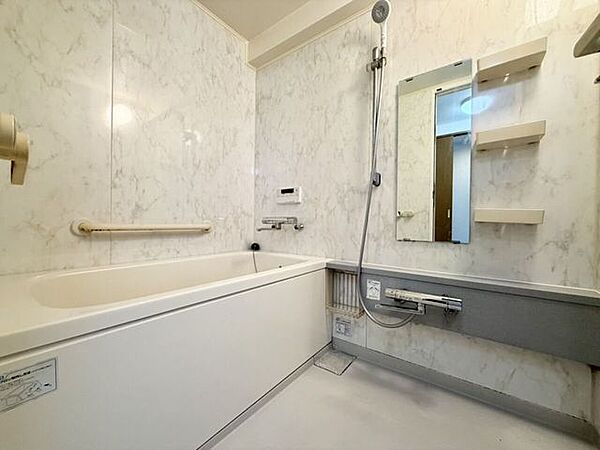 浴室とトイレが別々になった、バストイレ独立タイプ！お客様が来た時も気兼ねなく使ってもらえますし、洗い場もゆったり使えて快適ですね♪