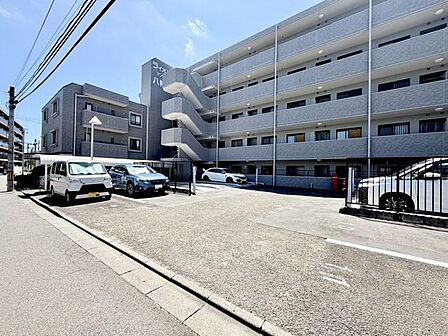 駐車場は平面タイプと機械式があります。7000円～、空き有りです。