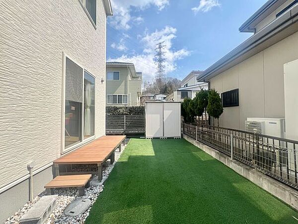 南庭は人工芝でウッドデッキもついております♪