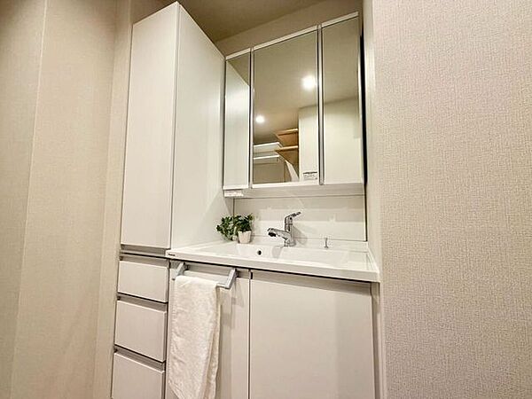 ご家族並んで朝の準備もスムーズにできるワイドなつくりの洗面台です♪