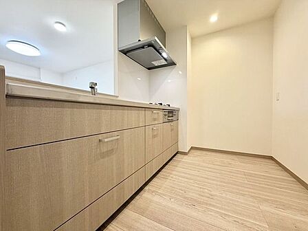 奥の物も取り出しやすい、スライド収納付きシステムキッチン！パスタ鍋や圧力鍋など、重くて大きな調理器具の出し入れもスムーズにできますよ♪