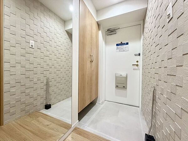 「いってきます！」の前に、身だしなみチェック！お出かけ前に欠かせない姿見を玄関に備え付けました♪毎日、笑顔でスタートできますね！