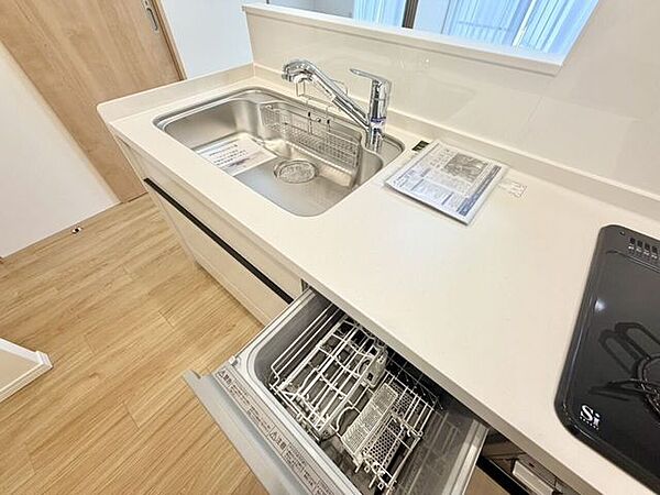 食器洗浄機が毎日の後片付けをサポート！食事後のご家族とのくつろぎタイムを、ゆっくりと持つことができますよ♪家事の時短は嬉しいですね！水道一体型のビルトイン浄水器なので、シンク周りもすっきり！