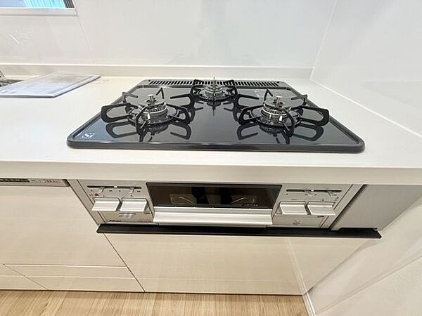 3口コンロがあれば、メインのおかず・副菜・汁物などを同時に作れて効率アップ！毎日のお料理も、品数を増やしたり、時短になったり、ラクラクですね♪