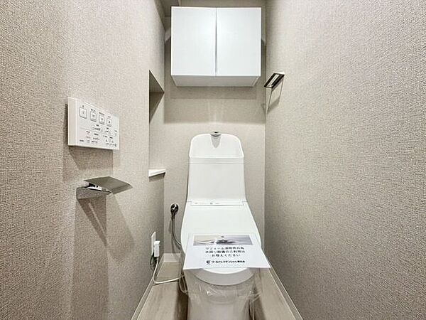 トイレットペーパーのストックや、お掃除用品などをスッキリしまえる、収納付きのトイレ！生活感が出にくく、お客様にも気持ちよく使ってもらえますね♪