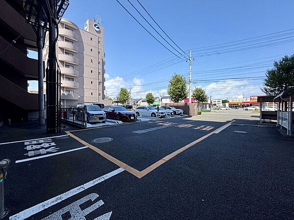 駐車場は平面タイプと機械式が完備されております。1住戸1台利用可能です♪