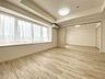 リビング/ダイニング：横に広がる大きな窓から光を取り込む、明るいリビング。窓辺にソファを置いて読書を楽しむなど、くつろぎの時間が広がります。隣の洋室ともつながり、家族がそれぞれ過ごしながら気配を感じられます♪