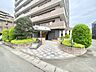 外観：緑の植栽とライオン像が迎えるエントランス。タイル敷きのアプローチが建物へと続き、住まいの顔にふさわしい落ち着いた雰囲気です。毎日の帰宅時や来客時にも、緑を身近に感じられる共用空間です♪