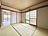 和室：二方向に開口部を設けた、明るく風通しのよい6.0帖の和室です。リビングと続き間になっているため、扉を開ければ一体感のある空間として使えます♪