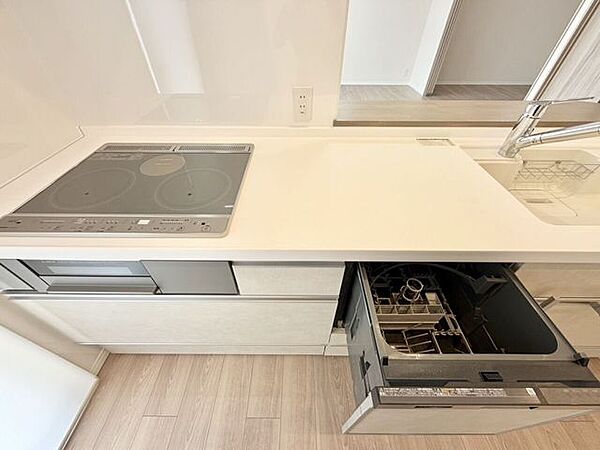 食器洗乾燥機付きで、ご家族分の食器もピカピカに！後片付けもラクラクこなせて、日々の生活に欠かせない便利設備♪環境にも手にも優しいのが嬉しいですね！