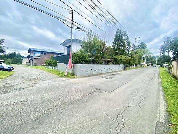南側約8.0ｍの公道に面した、開放感のある立地です。前面道路にゆとりがあり、車の出入りも落ち着いて行えます。