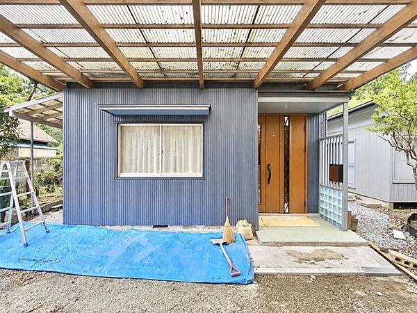 屋根付きのゆとりある玄関ポーチ。雨や雪の日にも濡れにくく、荷物の出し入れや身支度を落ち着いて行えます。