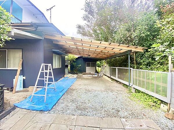 建物脇には屋根付きの広いスペースを確保。駐車場としてはもちろん、雨天時の荷物の出し入れや屋外作業にも便利です。