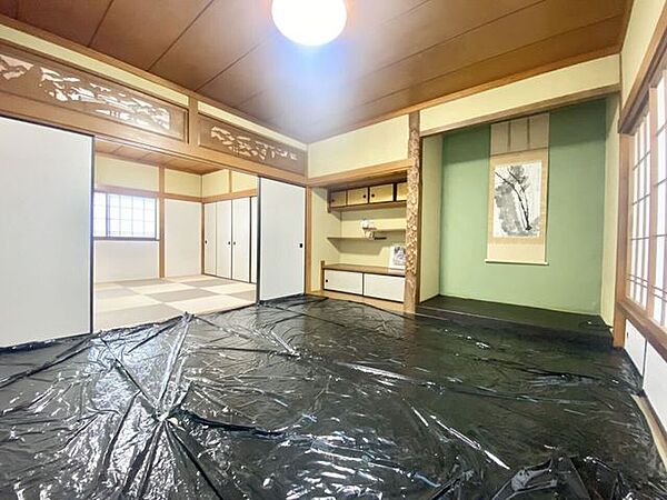 床の間や収納を備えた趣ある8帖和室。隣接する和室とつなげて使えるため、暮らしに合わせて空間を広げられます。