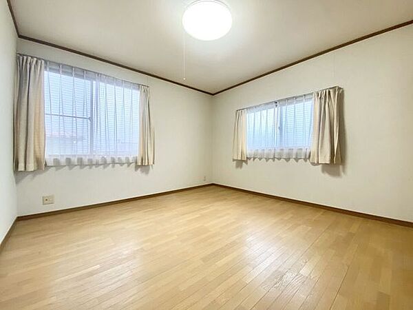 二面に窓を設けた明るく風通しの良い洋室。ベッドやデスクも配置しやすく、主寝室や子ども部屋におすすめです。
