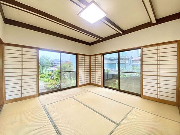 二方向の大きな開口部から庭を望める和室。障子越しにやわらかな光が広がり、穏やかにくつろげる空間です。